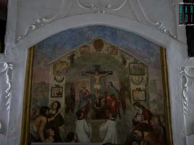 L�ultima sorpresa � la riproduzione completa dell'affresco miracoloso istoriato sul retrospetto dell'ambiente. Abbiamo cos� contezza di come dovesse essere l'antica edicola: rivediamo il popolo fedele, gli ex voto appesi tutt�intorno alla struttura e due frati che in ginocchio pregano, a distanza di secoli, per ricevere una grazia
